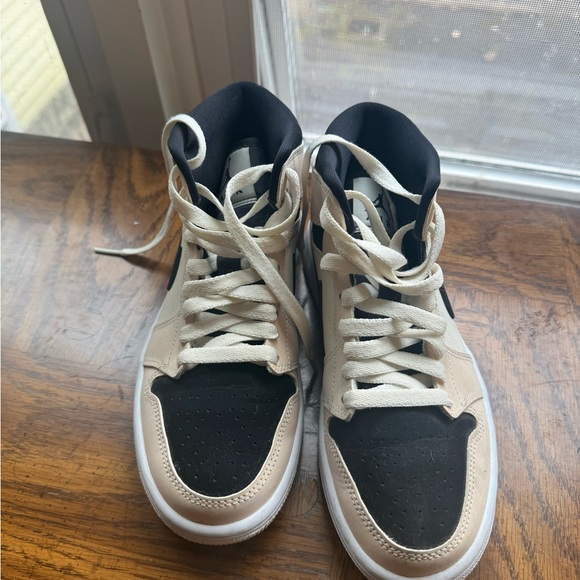 WMNS6 Jordan 1s ‘Barley Orange’ - Picture 3 of 3